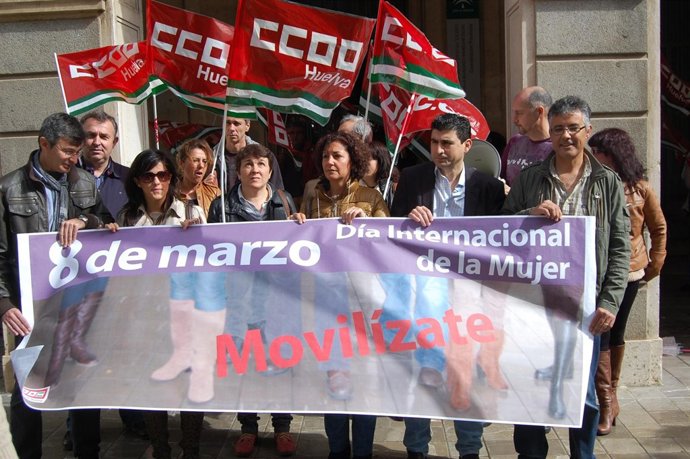 Miembros de CCOO se concentran con motivo del Día de la Mujer. 