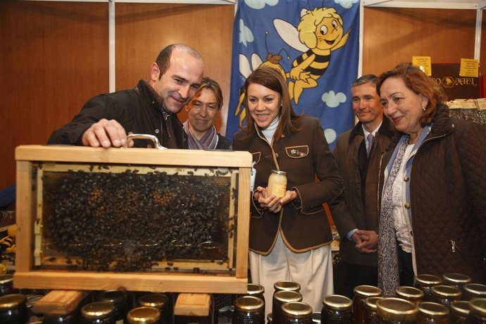 Cospedal en la Feria Apícola