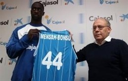 Pops Mensah-Bonsu, presentado con el Cajasol
