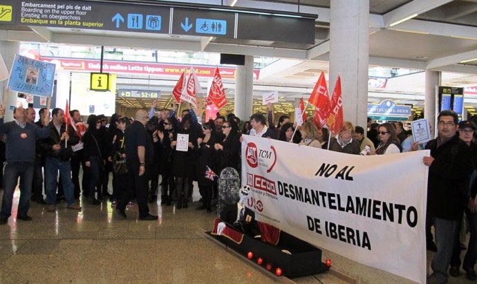 Trabajadores de Iberia protestan en el Aeropuerto de Palma
