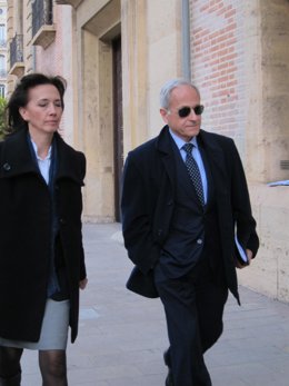 Felip junto a su letrada llegando al TSJCV