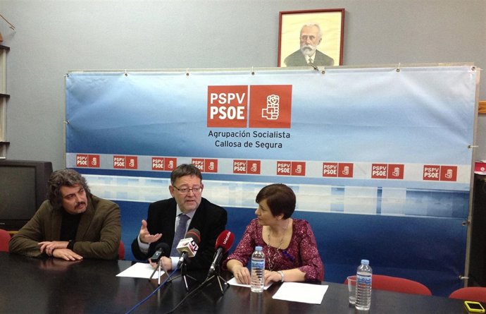 Ximo Puig (centro) en rueda de prensa