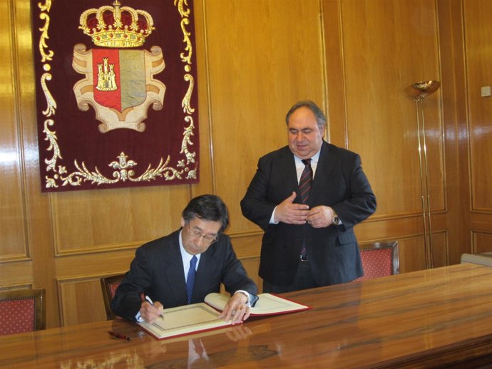 El presidente de las Cortes, Vicente Tirado, emabajador de Japón