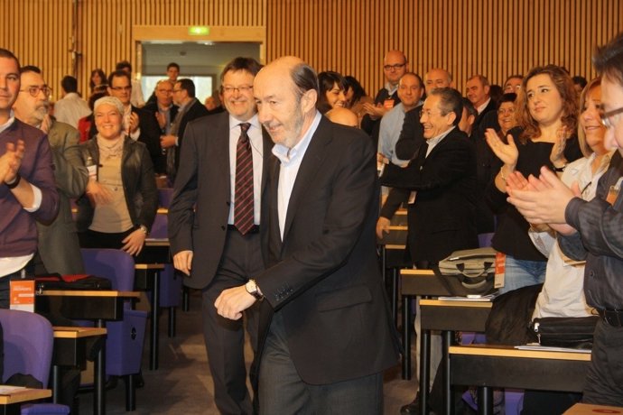 Rubalcaba junto a Ximo Puig en el Palacio de Congresos de Valencia 