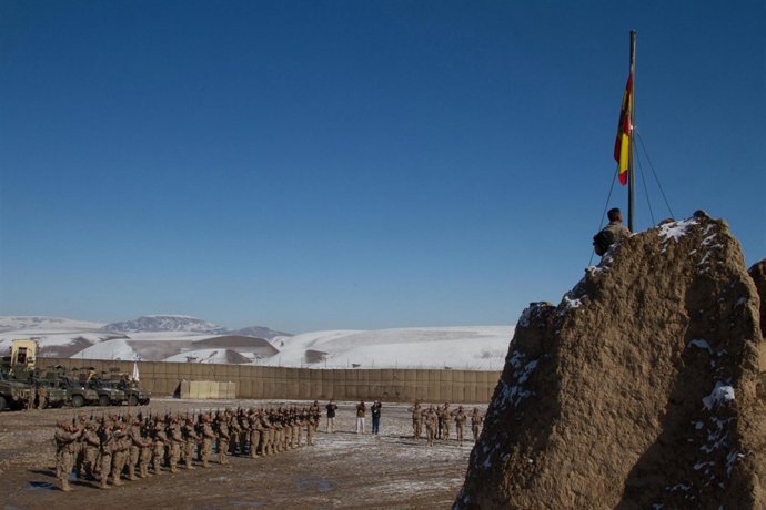 Arriado de la bandera en la base de Moqur