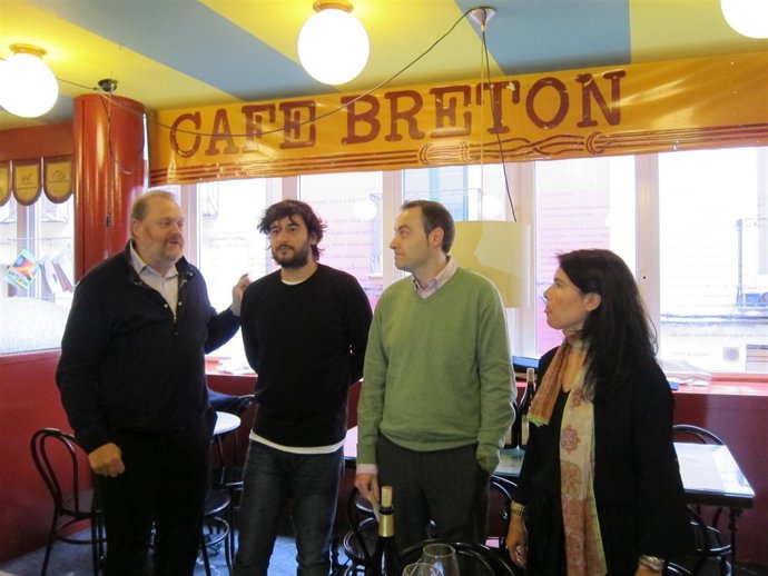 El escritor Manuel Jabois recibe el premio de Bodegas Olarra & Café Bretón