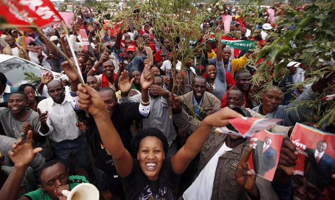 Kenyatta venve en las elecciones presindenciales a Odinga por 4.100