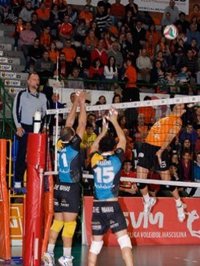 Voleibol/Superliga.- (Crónica) El Unicaja Almería, a un paso de la final y CAI Teruel comienza imponiéndose al Cajasol