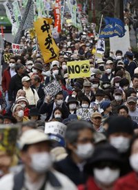 Miles de personas marchan en Tokio para pedir al Gobierno que renuncie a la energía nuclear