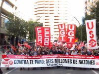 Cientos de personas se manifiestan por las calles de Murcia contra el paro y por una democracia social y participativa