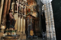 RESTAURACIÓN DE UN RETABLO LATERAL DEL PÓRTICO DEL PARAÍSO EN OURENSE