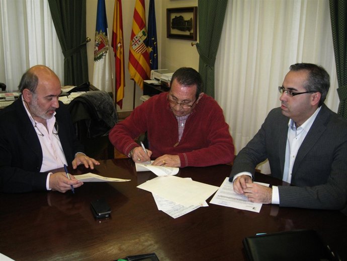 El alcalde de Calatayud en la firma del convenio con Junta Mayor de Semana Santa