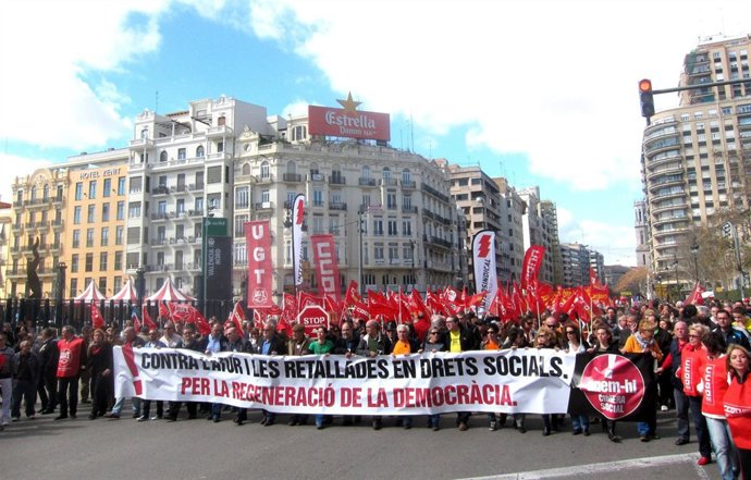 Cabecera de la manifestación de la Cumbre Social en Valencia