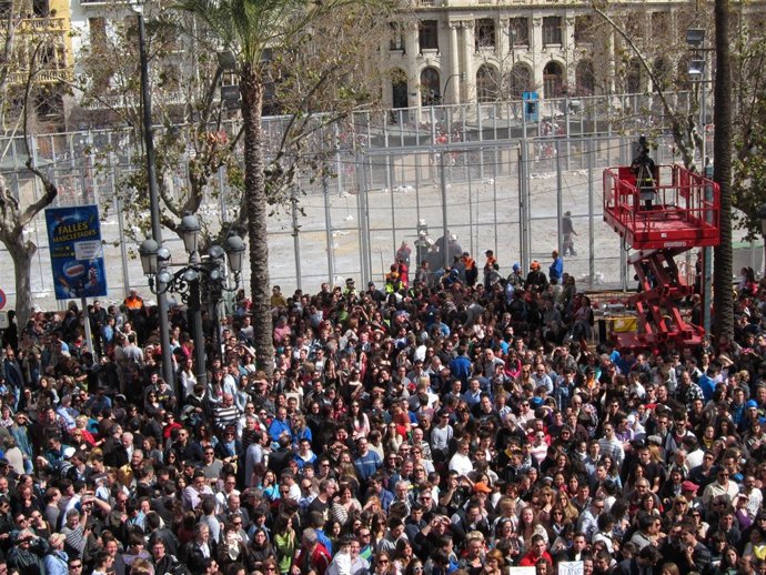 Imagen de la plaza del ayuntamiento tras el disparo de la mascletà