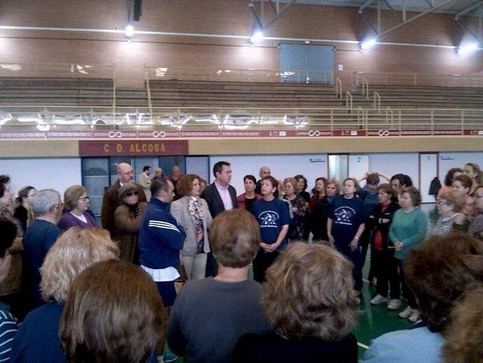 Juan Espadas, en el centro deportivo de Alcosa