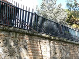 Barrera de un particular sobre la tapia de la Casa de Campo
