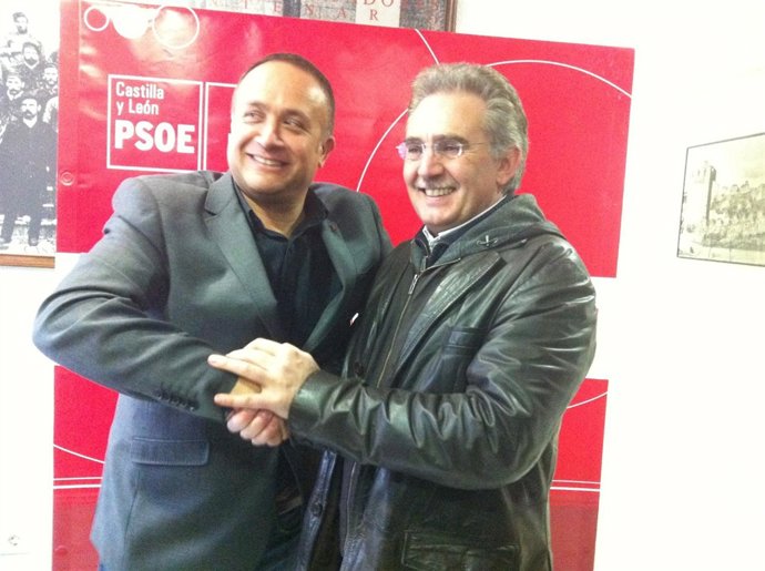 Gerardo Álvarez Courel abraza a su antecesor, Santiago Rodríguez 