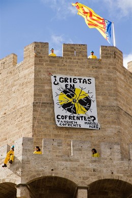 Pancarta desplegada por Tanquem Cofrents en las Torres de Serranos