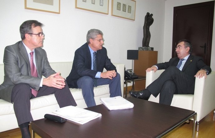 El secretario y el presidente de Croem con el consejero Campos 