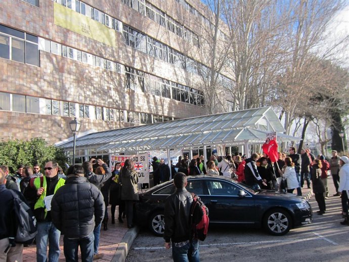 Protesta de los trabajadores de Iberia a las puertas de la UAM