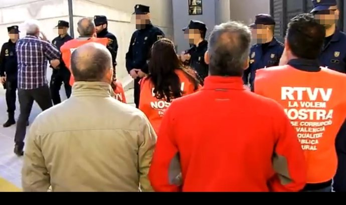 Trabajadores de RTVV a las puertas del juzagdo de Paterna