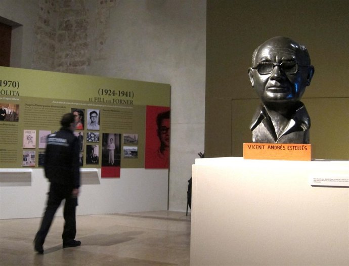 En primer plano, un busto de Vicent Andrés Estellés