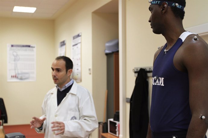 Laboratorio de UCAM en rendimiento deportivo, con el profesor Alcaraz al fondo