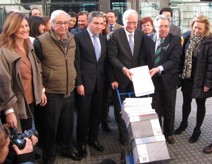 Zoido, De la Torre y Bendodo entregan las firmas a favor del metro soterrado