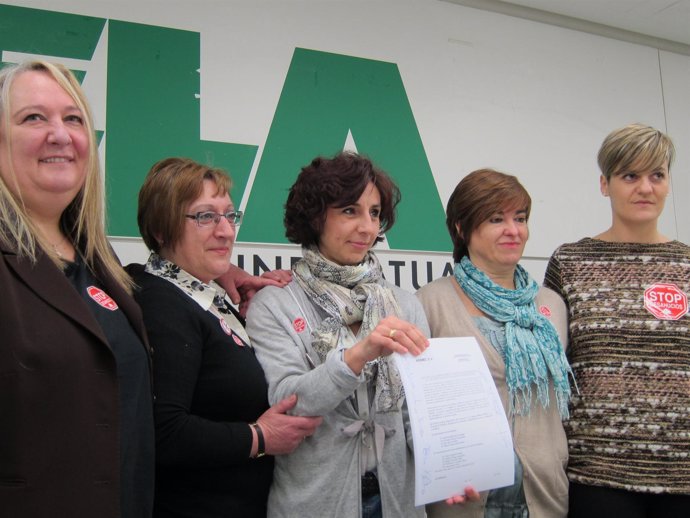 Las cinco delegadas de ELA muestran el convenio firmado en Asimec.