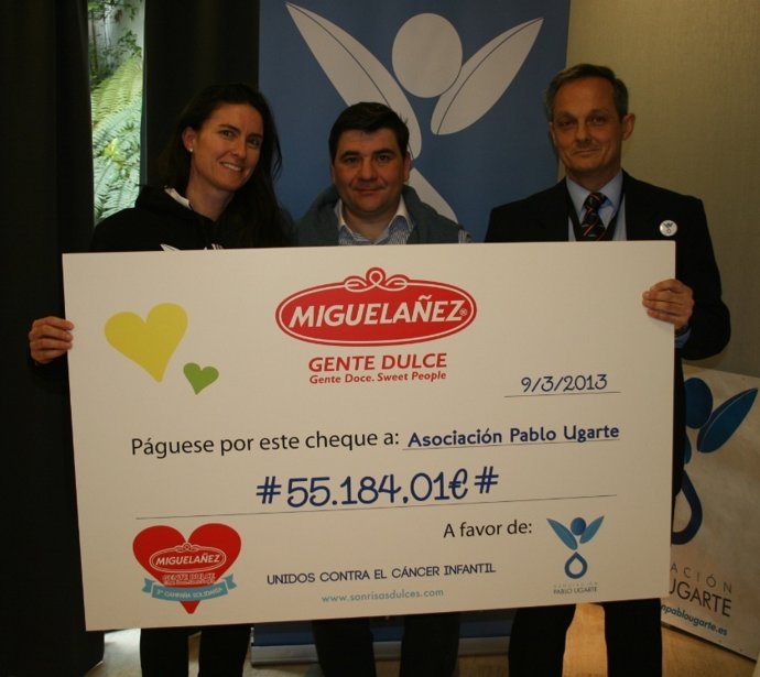 Migueláñez entrega a la APU e el cheque de la III campaña Sonrisas Dulces