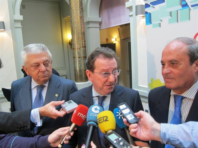 Emilio de Llera en declaraciones a los medios en la Cámara de Comercio