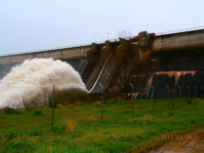 Apertura De Puertas En El Embalse De Guadiloba (Cáceres)    