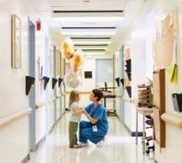 Doctor y niña en un hospital