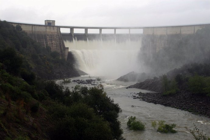 Pantano del Gergal desembalsando