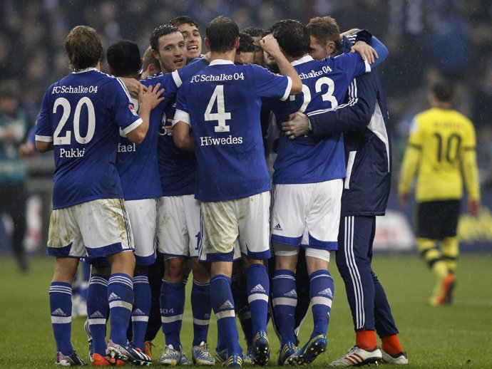 El Schalke 04 celebra la victoria ante el Dortmund