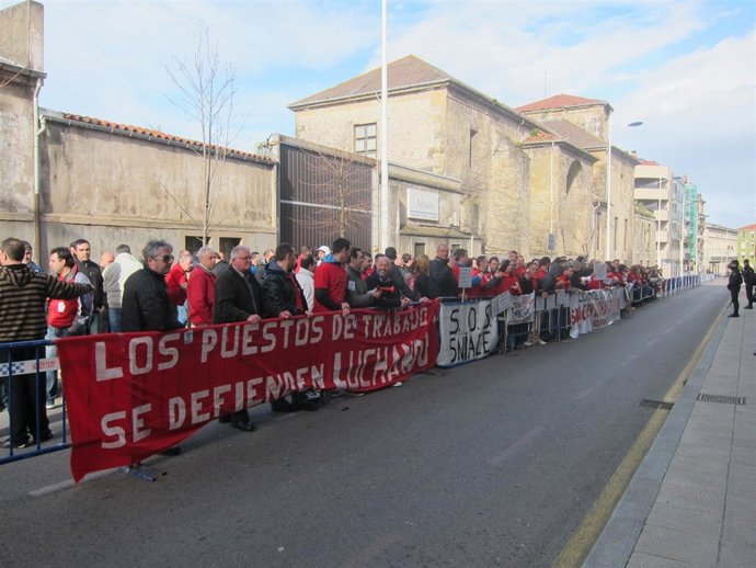 Protesta de los trabajadores de Sniace ante el Parlamento