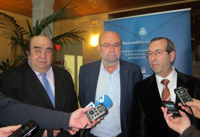 Roldán en el centro, junto a Luis Carlos García (i) y Juan Antonio Sáez (d)