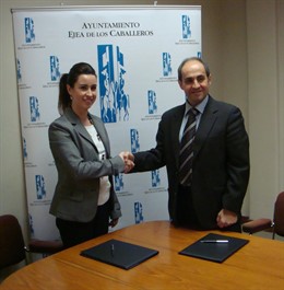 Teresa Ladrero y José Manuel Calvo tras la firma del convenio de Hipoteca Joven