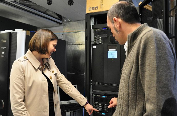 Sofía Bellés visita el CPD de Infraestructuras en el complejo 9 d'Octubre.