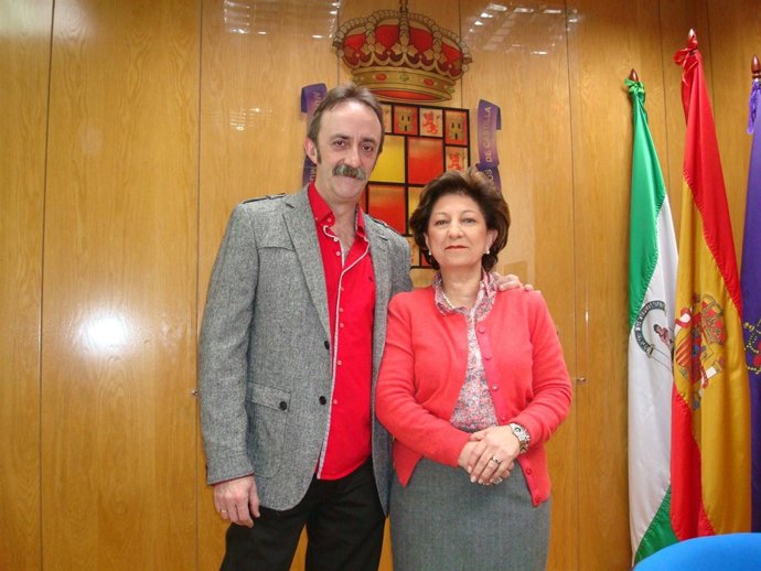 Santi Rodríguez, con Cristina Nestares, presentan 'A mí que me registren'.