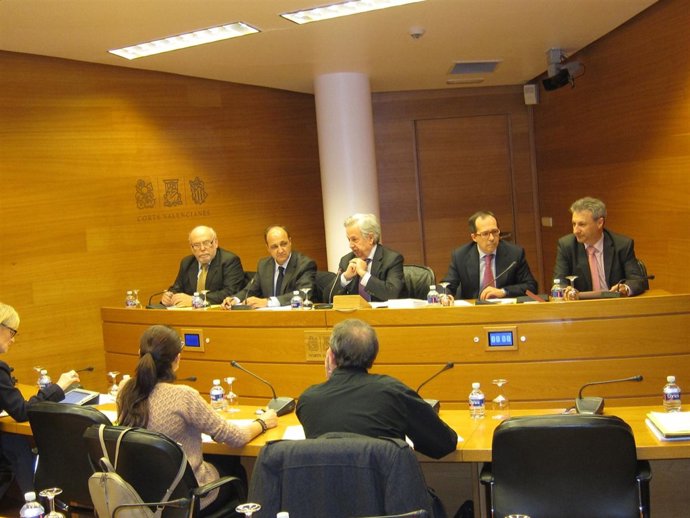 Diego de Ramón (segundo por la izquierda) en las Corts