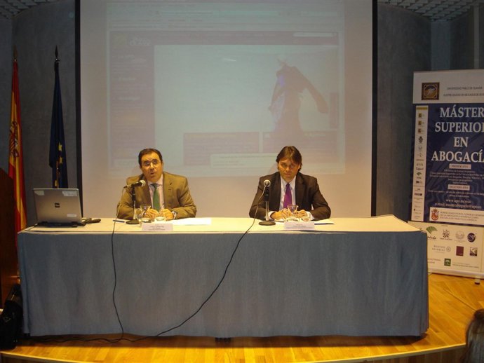 El rector de la UPO, Vicente Guzmán, y el profesor de Derecho Civil F. Oliva