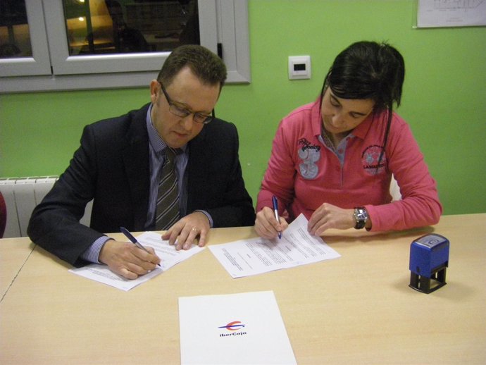 Firma del acuerdo de colaboración entre Ibercaja y ADISCIV
