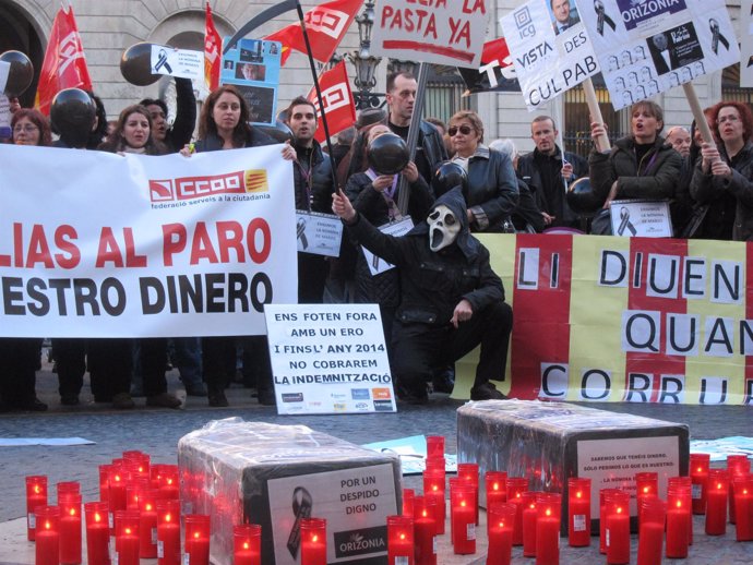 Trabajadores De Orizona Protestan En La Plaza Sant Jaume De Barcelona