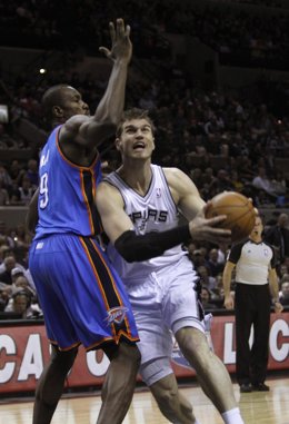 Serge Ibaka y Tiago Splitter, Spurs-Thunder