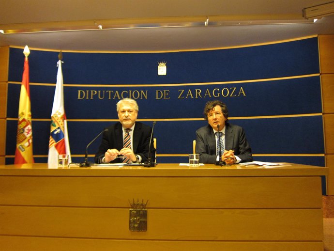 José Manuel Larqué y Julio Cristellys presentando el Premio de Novela Hélice