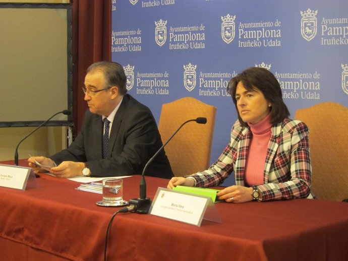 Enrique Maya, alcalde de Pamplona, y Marta Vera, consejera de Salud.