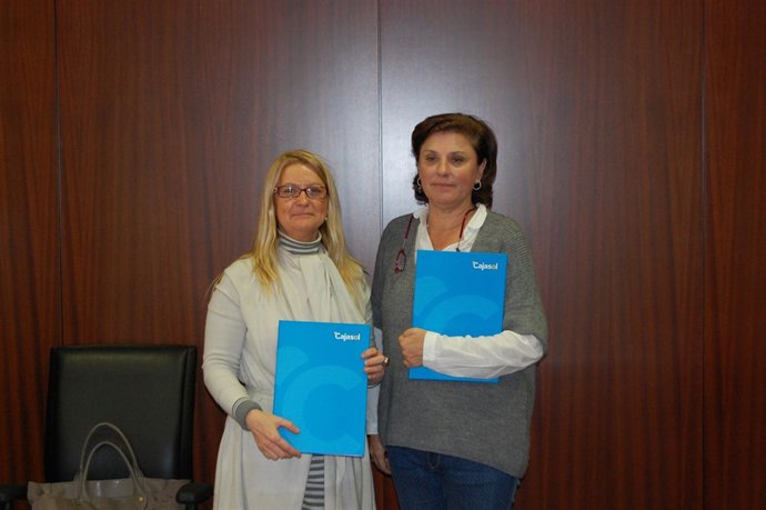 Firma del acuerdo entre Lacasta y Pía Halcón.