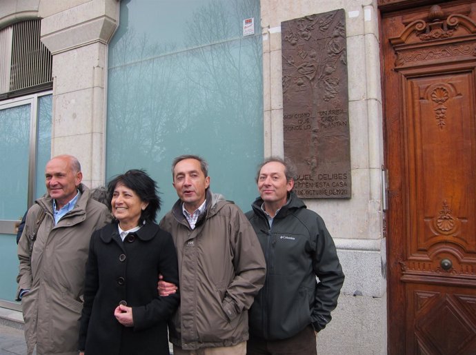 De izq. A drcha., Juan, Elisa, Germán y Adolfo Delibes ante la placa escultórica