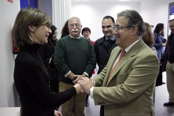 El alcalde de Sevilla, Juan Ignacio Zoido, junto con la edil de Asuntos Sociales